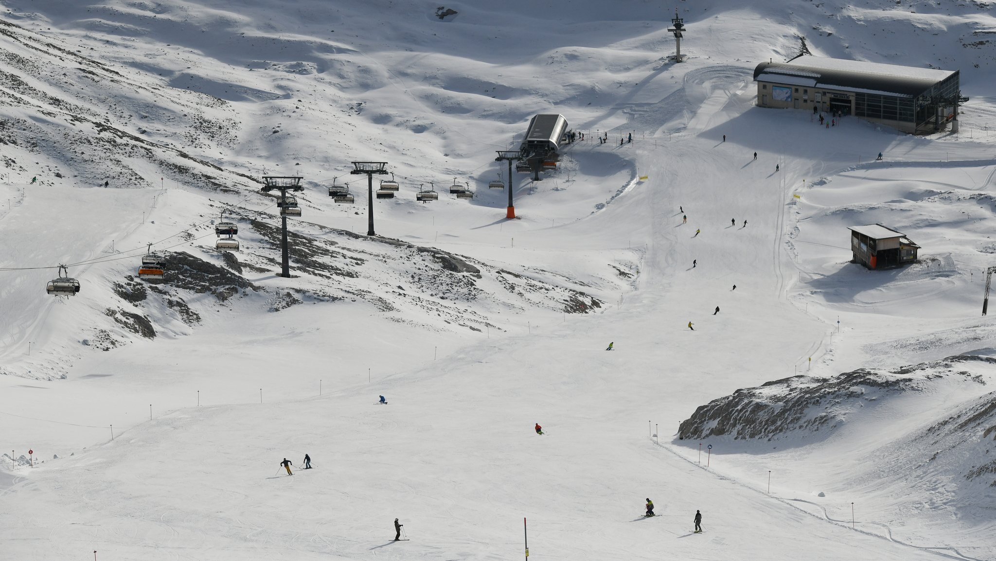 Skifahrer sind auf dem Zugspitzplatt unterwegs.