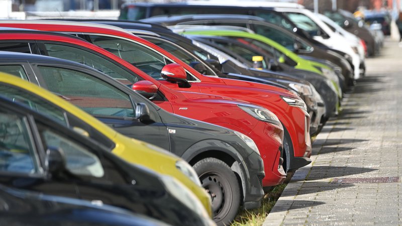 Geparkte Autos | Bild: picture alliance / SvenSimon | Frank Hoermann/SVEN SIMON Geparkte Autos