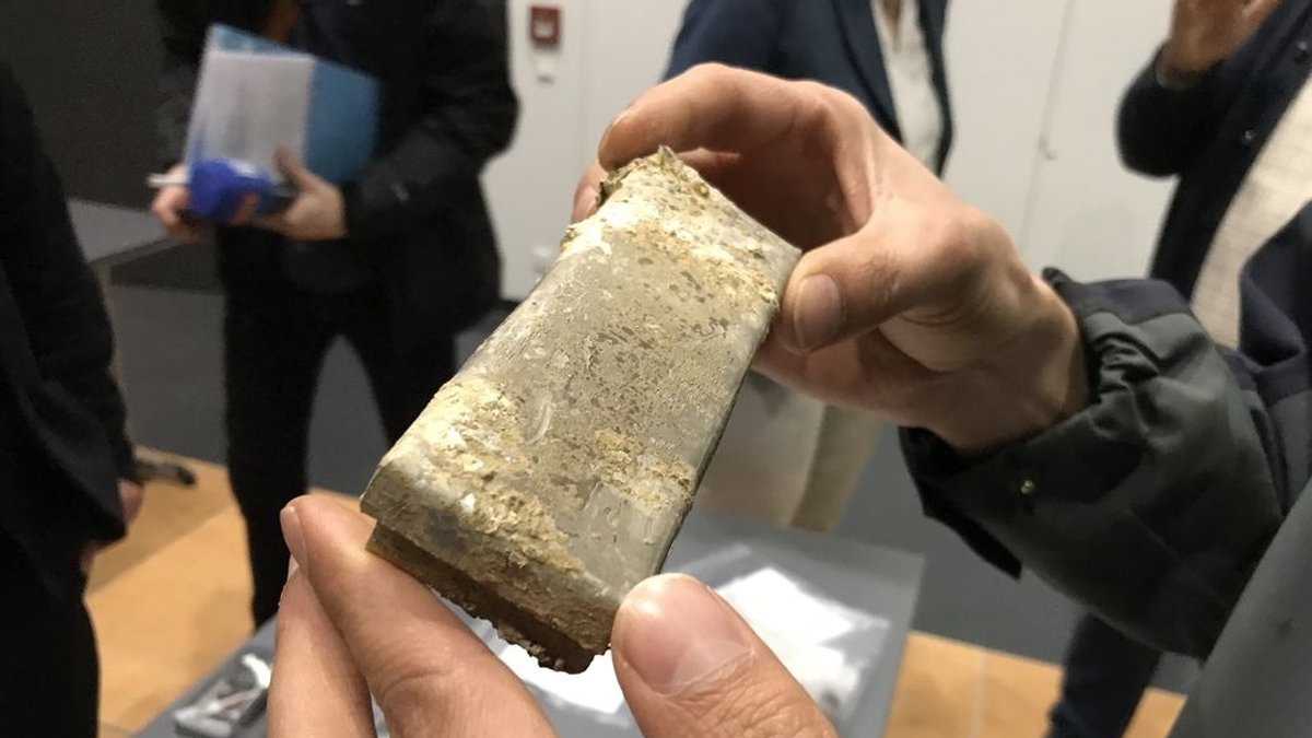 Unter den von den Archäologen gefundenen Gegenständen sind Flaschen,  ein Zigaretten-Etui sowie eine Mundharmonika-Tasche