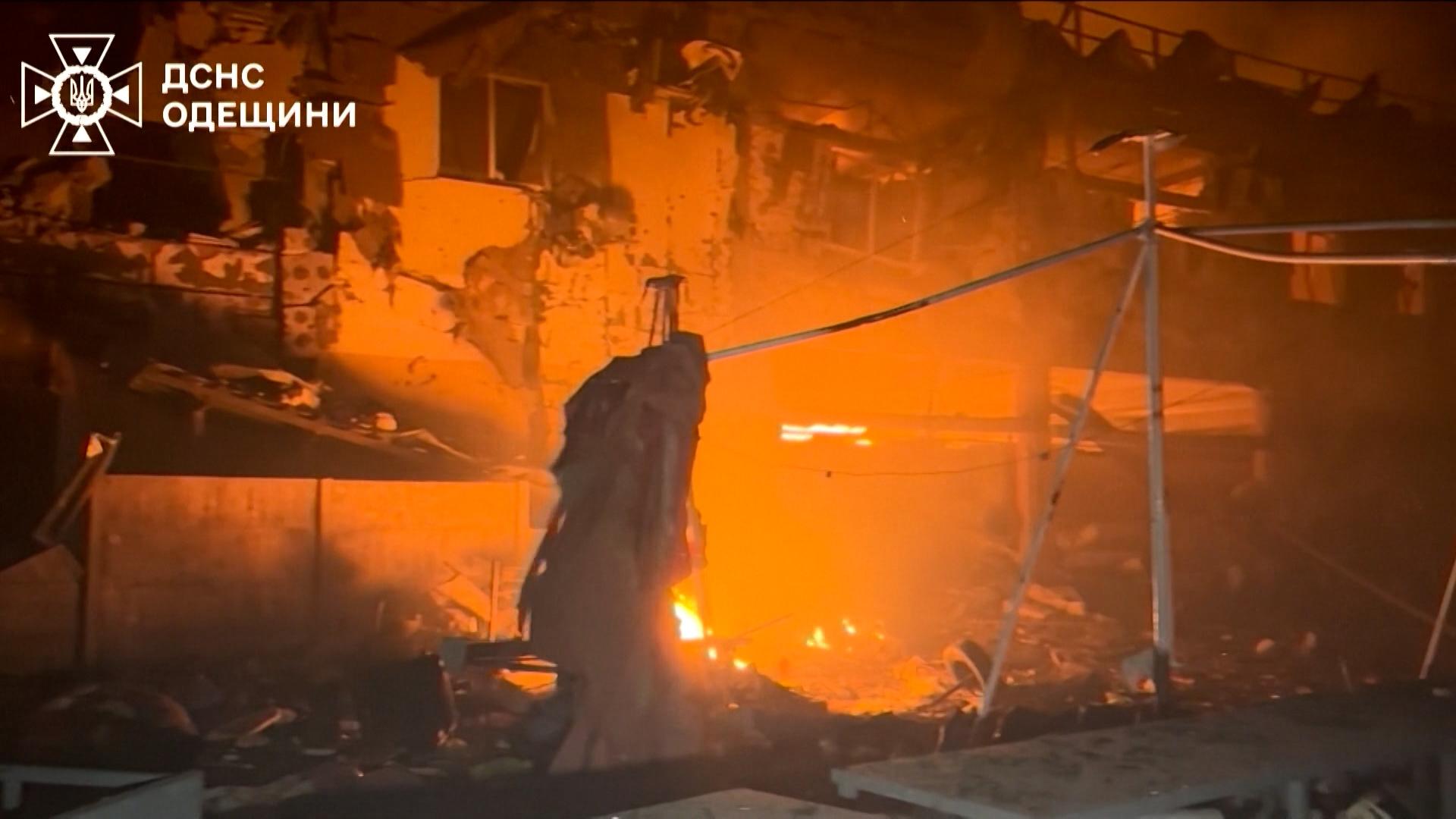 In der südukrainischen Stadt Odessa sind nach einem russischen Angriff fast 300.000 Menschen von der Strom- und Wasserversorgung abgeschnitten.