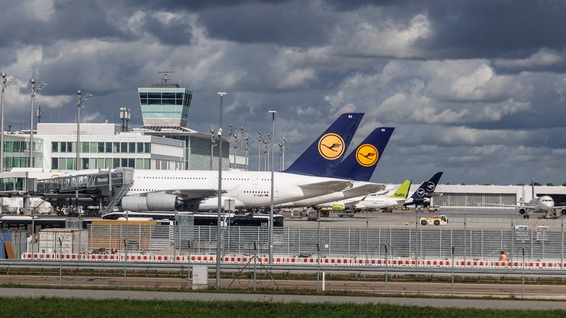 (Symbolbild) Ein Blick auf den Flughafen München | Bild: pa/dpa/Matthias Balk (Symbolbild) Ein Blick auf den Flughafen München