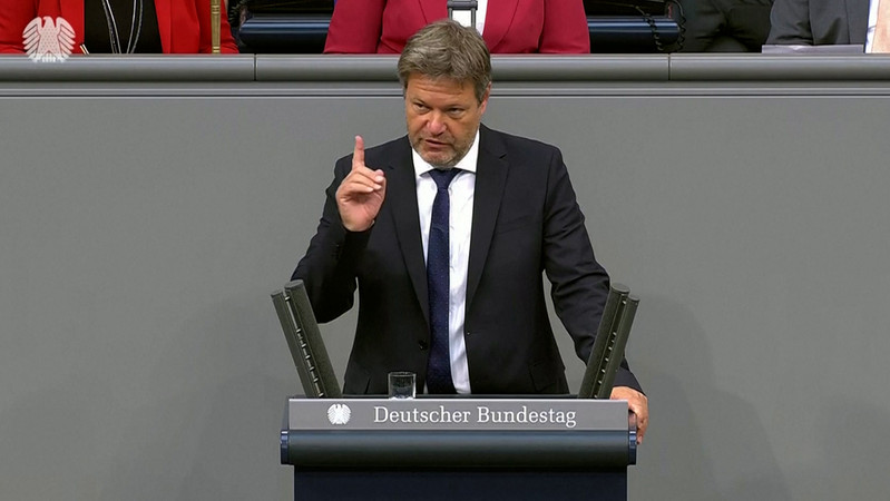Robert Habeck, Bundesminister für Wirtschaft und Klimaschutz, zum Gesetzespaket der Bundesregierung, das den Ausbau der erneuerbaren Energien massiv beschleunigen soll. | Bild: BR Robert Habeck, Bundesminister für Wirtschaft und Klimaschutz, zum Gesetzespaket der Bundesregierung, das den Ausbau der erneuerbaren Energien massiv beschleunigen soll.