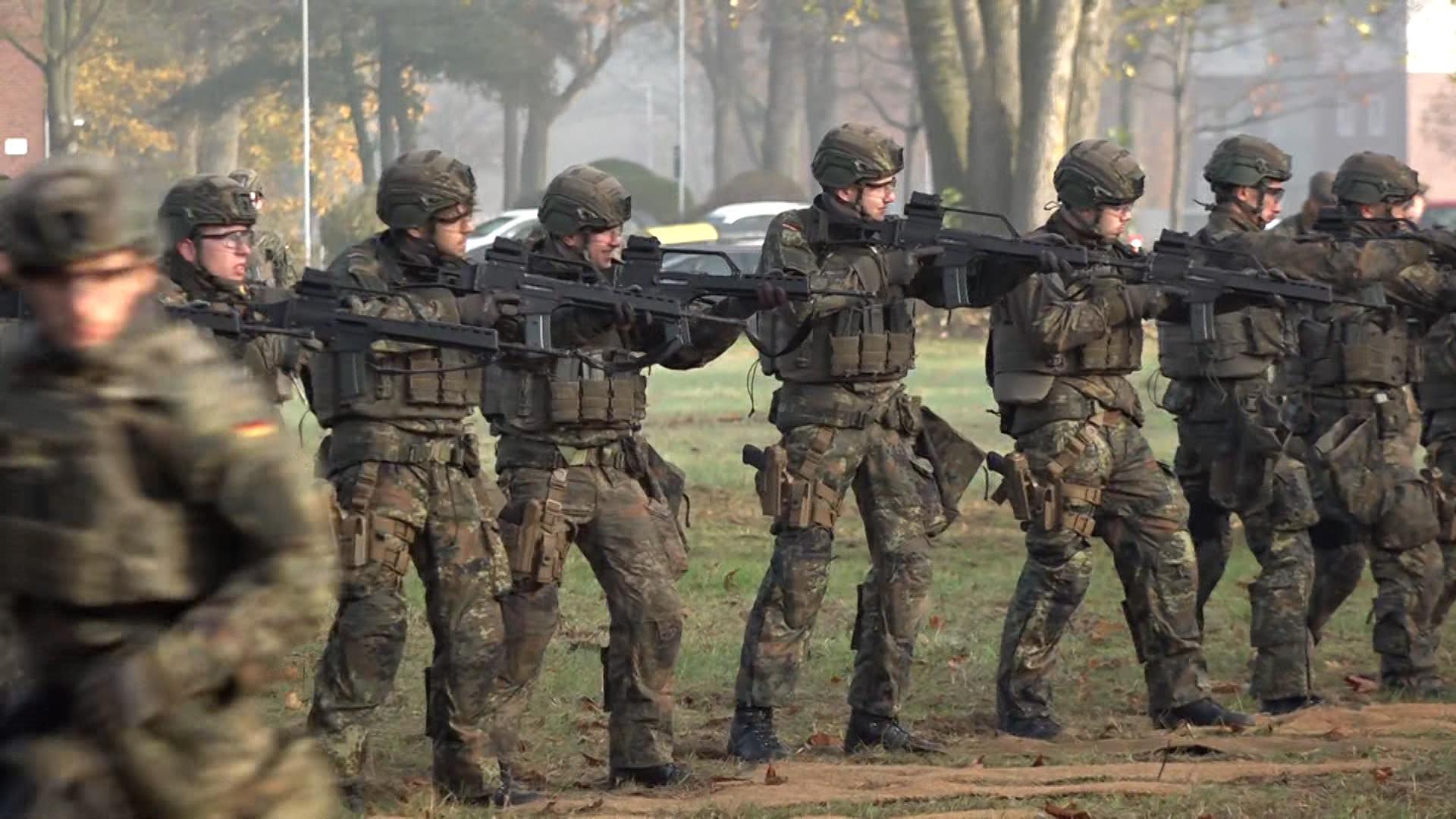 (Symbolbild) Anfang nächsten Jahres soll das neue Wehrdienstgesetz in Kraft treten. Und noch immer sind viele Fragen offen.