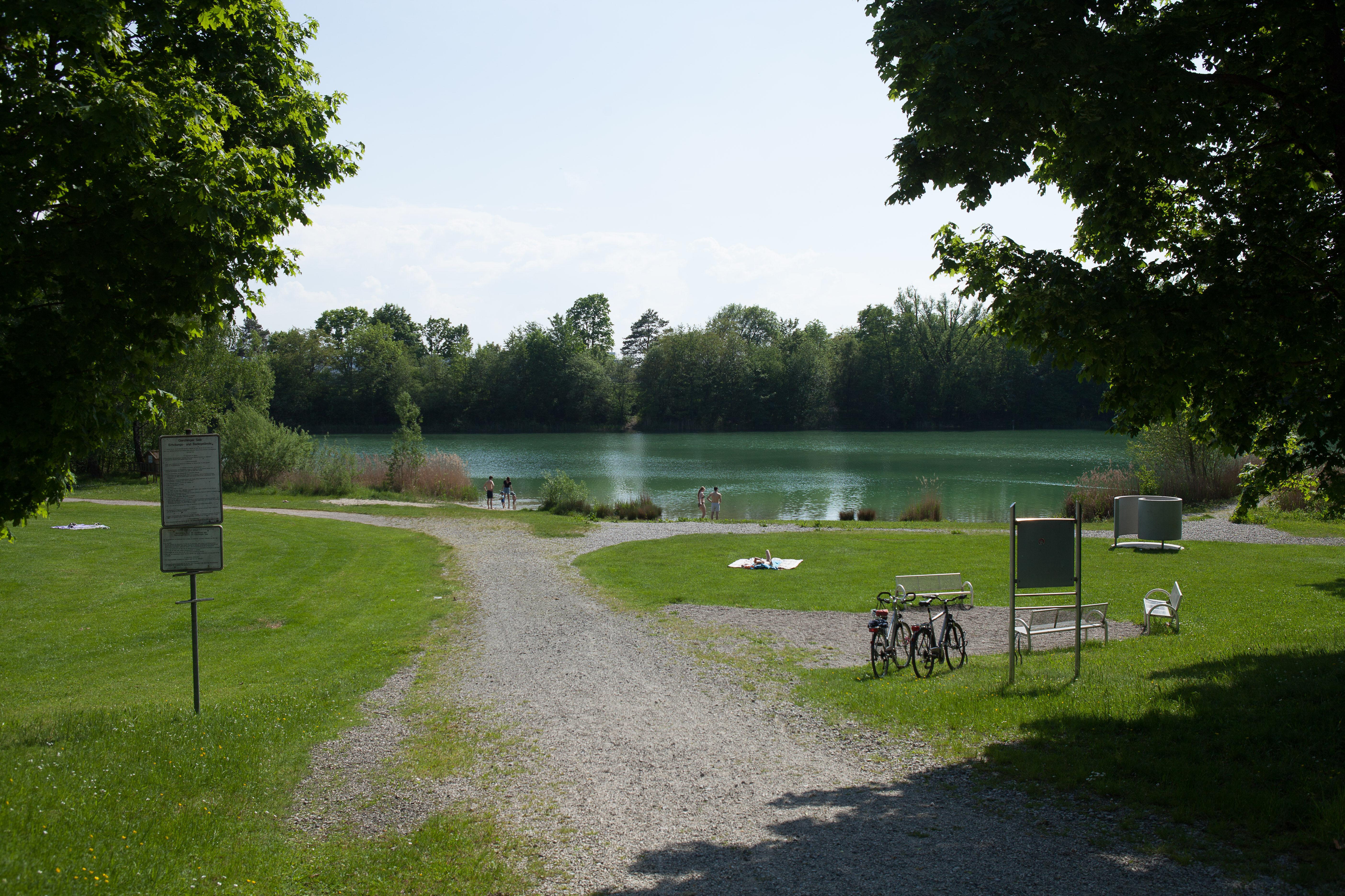 Zu sehen ist der Garchinger See bei München