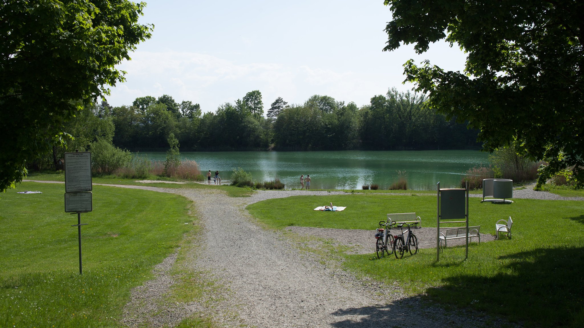 Zu sehen ist der Garchinger See bei München