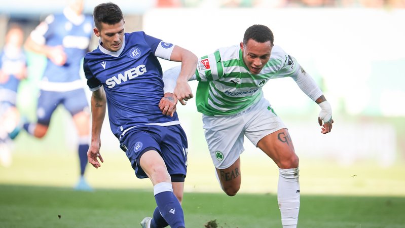 Spielszene SpVgg Greuther Fürth - Karlsruher SC | Bild: picture-alliance/dpa Spielszene SpVgg Greuther Fürth - Karlsruher SC