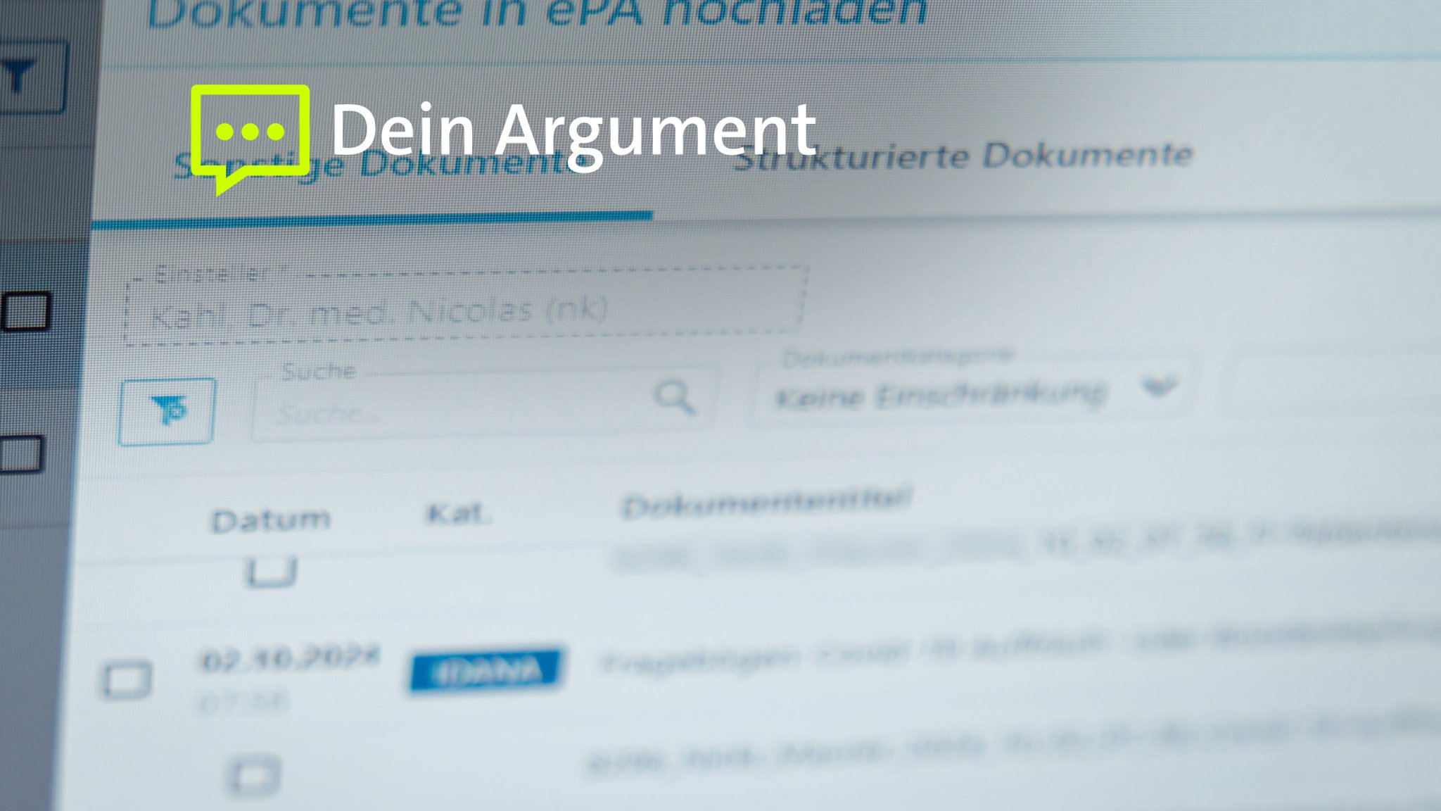 Ein Hausarzt lädt in seiner Praxis Dokumente in eine elektronische Patientenakte (ePA). 