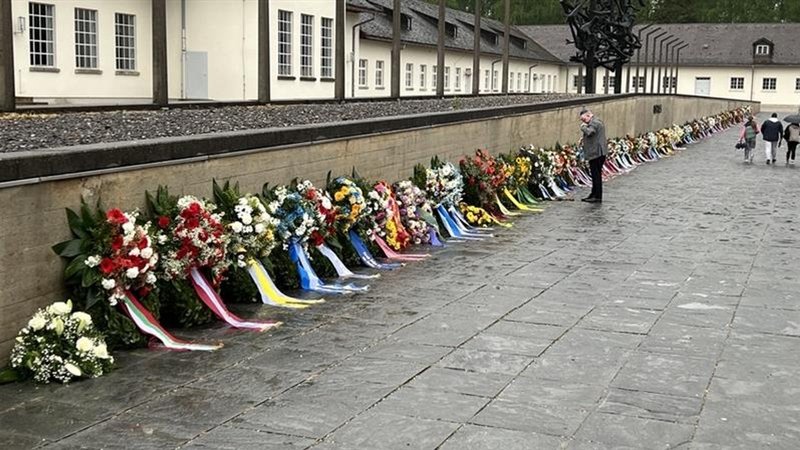 Kranzniederlegung in der Gedenkstätte KZ Dachau. | Bild: Sabine Konvalin / BR Kranzniederlegung in der Gedenkstätte KZ Dachau.