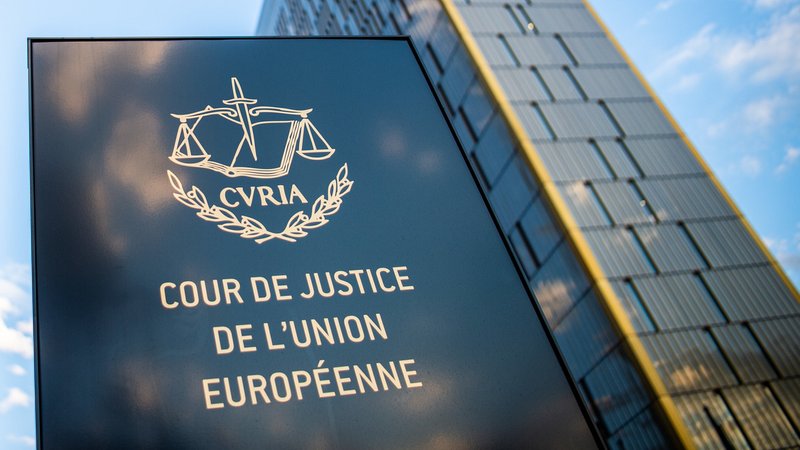 Der Europäische Gerichtshof (EuGH) in Luxemburg. Zu sehen ist ein Schild und im Hintergrund eines der drei großen Gerichtsgebäude.