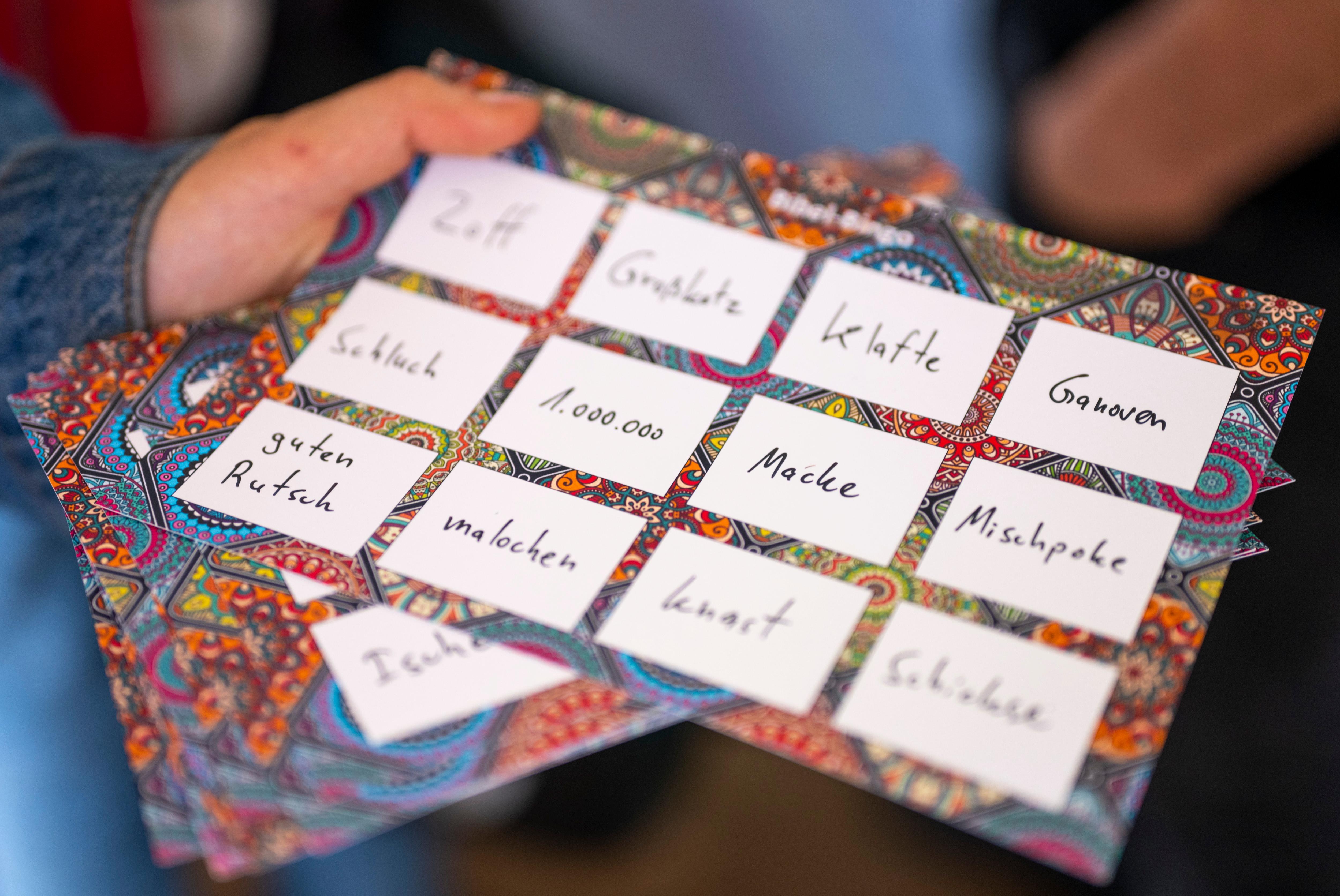 Begriffe in jiddischer Sprache auf einer kleinen, bunten Tafel