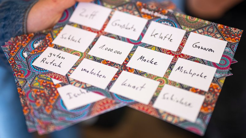 Begriffe in jiddischer Sprache auf einer kleinen, bunten Tafel | Bild: picture alliance/Monika Skolimowska Begriffe in jiddischer Sprache auf einer kleinen, bunten Tafel