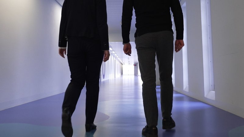 BR-Reporter mit einer Ministeriumsmitarbeiterin in der JVA Gablingen | Bild: BR BR-Reporter mit einer Ministeriumsmitarbeiterin in der JVA Gablingen