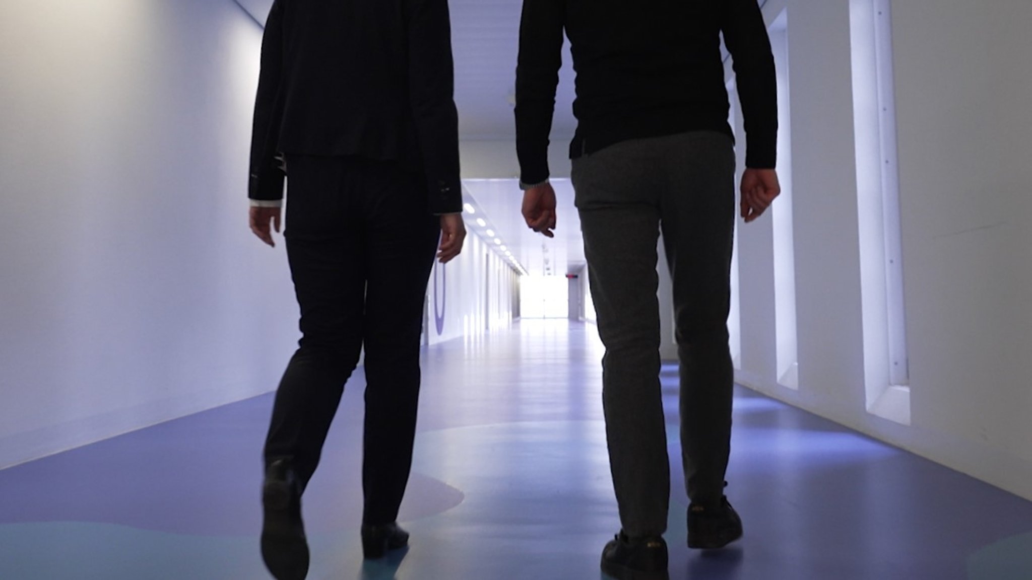 BR-Reporter mit einer Ministeriumsmitarbeiterin in der JVA Gablingen | Bild: BR BR-Reporter mit einer Ministeriumsmitarbeiterin in der JVA Gablingen