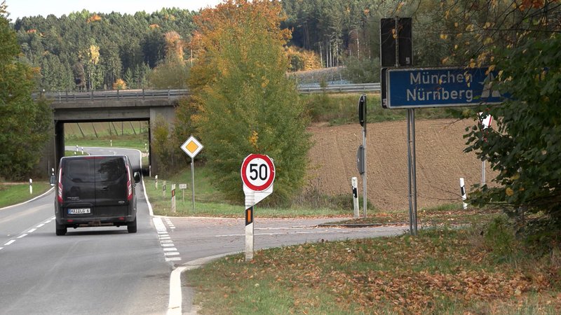 Nach einem mutmaßlichen Raubüberfall auf einen Reisebus in Niederbayern sucht die Polizei mit Hochdruck nach den Verdächtigen. | Bild: Bayerischer Rundfunk 2025 Nach einem mutmaßlichen Raubüberfall auf einen Reisebus in Niederbayern sucht die Polizei mit Hochdruck nach den Verdächtigen.