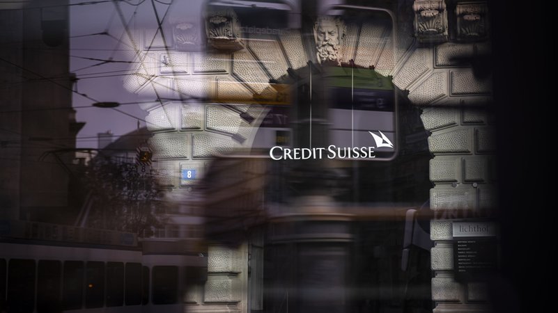 Schweiz, Zürich: Ein Fenster mit dem Schriftzug der Credit Suisse.
