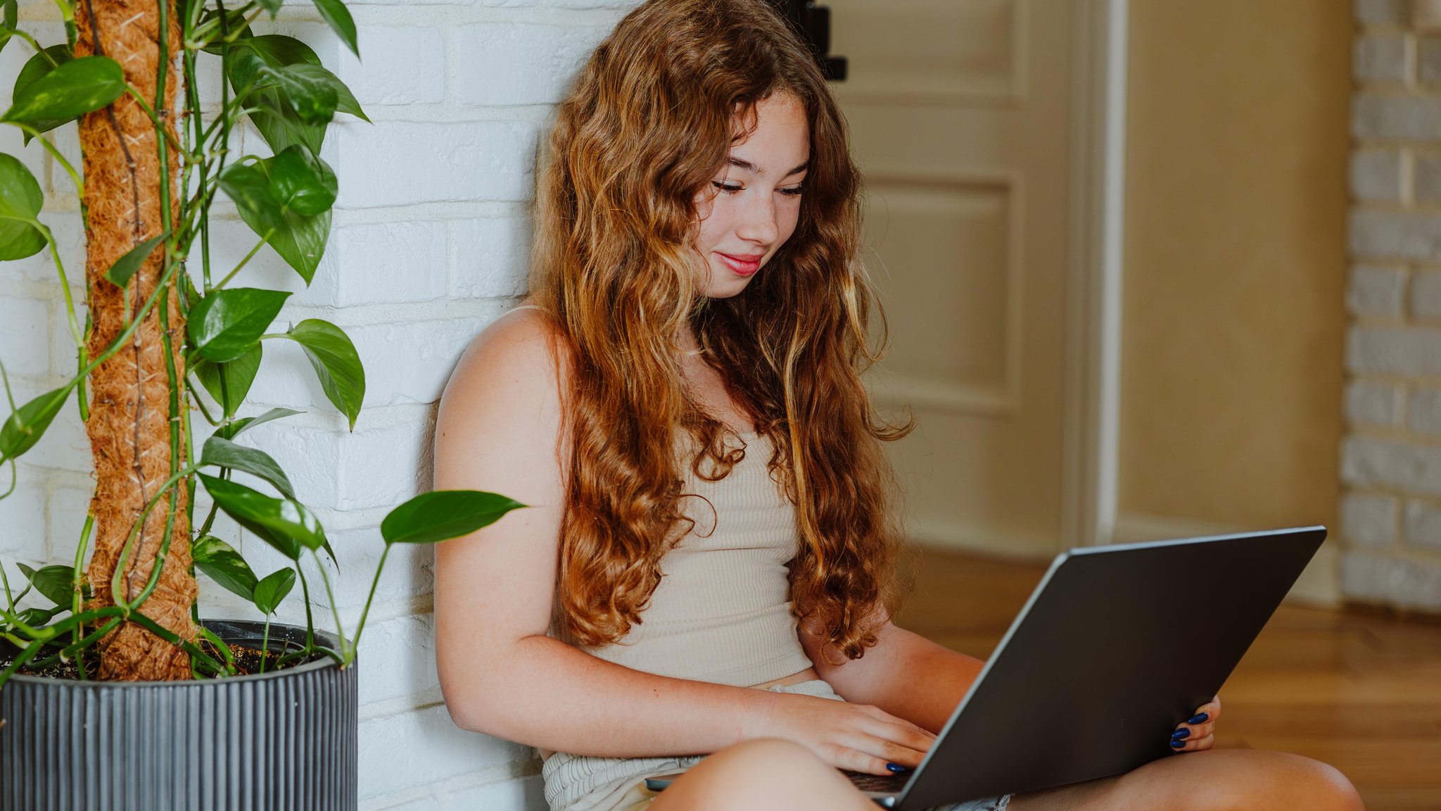 Junge Frau mit Notebook 