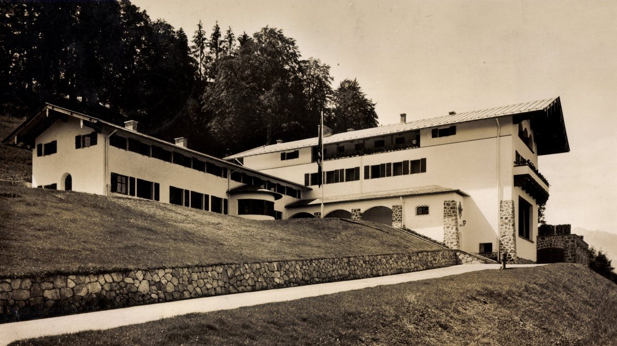Ein Hof am Obersalzberg in Berchtesgaden im Jahr 1944 - hier wurde das Löschfahrzeug "Kraftdrehleiter KL 26m" bis 1945 eingesetzt.
