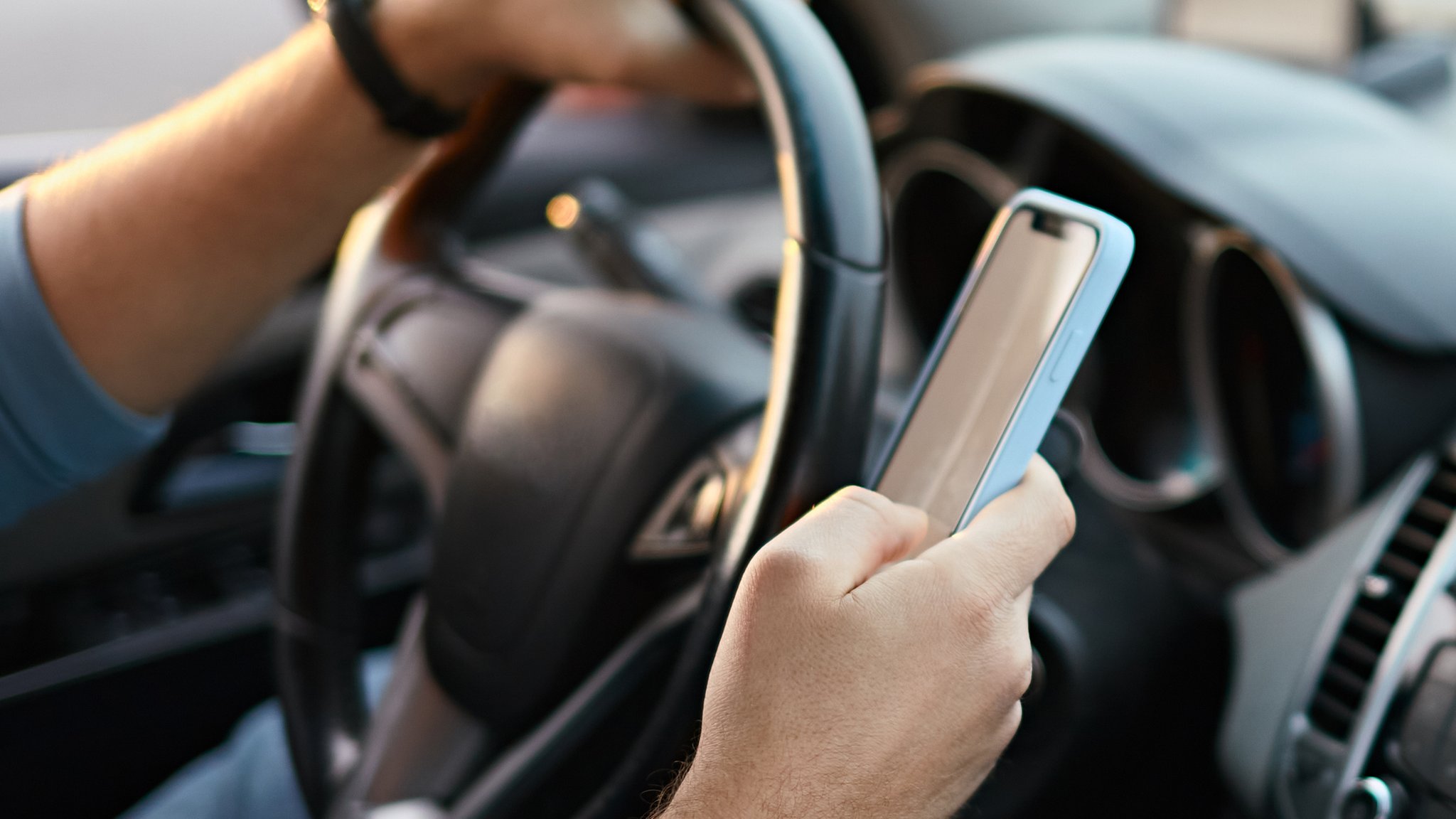 Handy am Steuer: Große Gefahr – aber alltägliches Phänomen