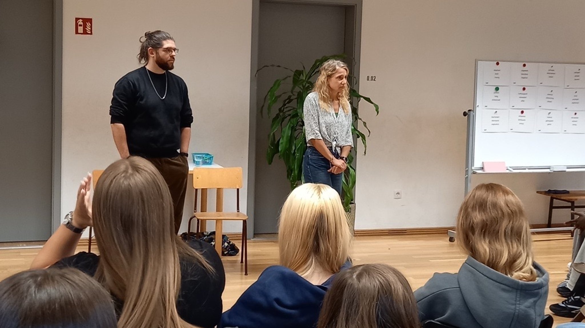 Natalie Hünig und Zakariyya Meißner wollen an der Münchner Montessori-Schule Campus di Monaco mit den Jugendlichen ins Gespräch kommen.  