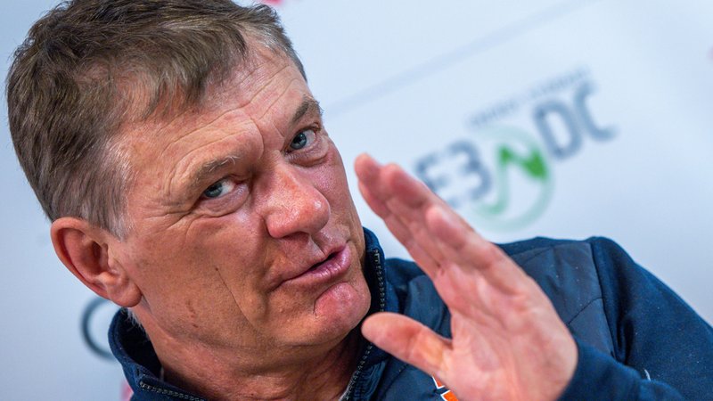 09.02.2025, Österreich, Saalbach-Hinterglemm: Ski alpin: Weltmeisterschaft, Wolfgang Maier, Sportvorstand des Deutschen Skiverbands (DSV), beantwortet bei einer Pressekonferenz die Fragen von Medienvertretern. Der Verband zieht eine erste Bilanz der Alpinen Ski-Weltmeisterschaft in sterreich. | Bild: dpa-Bildfunk/Jens Büttner 09.02.2025, Österreich, Saalbach-Hinterglemm: Ski alpin: Weltmeisterschaft, Wolfgang Maier, Sportvorstand des Deutschen Skiverbands (DSV), beantwortet bei einer Pressekonferenz die Fragen von Medienvertretern. Der Verband zieht eine erste Bilanz der Alpinen Ski-Weltmeisterschaft in sterreich.