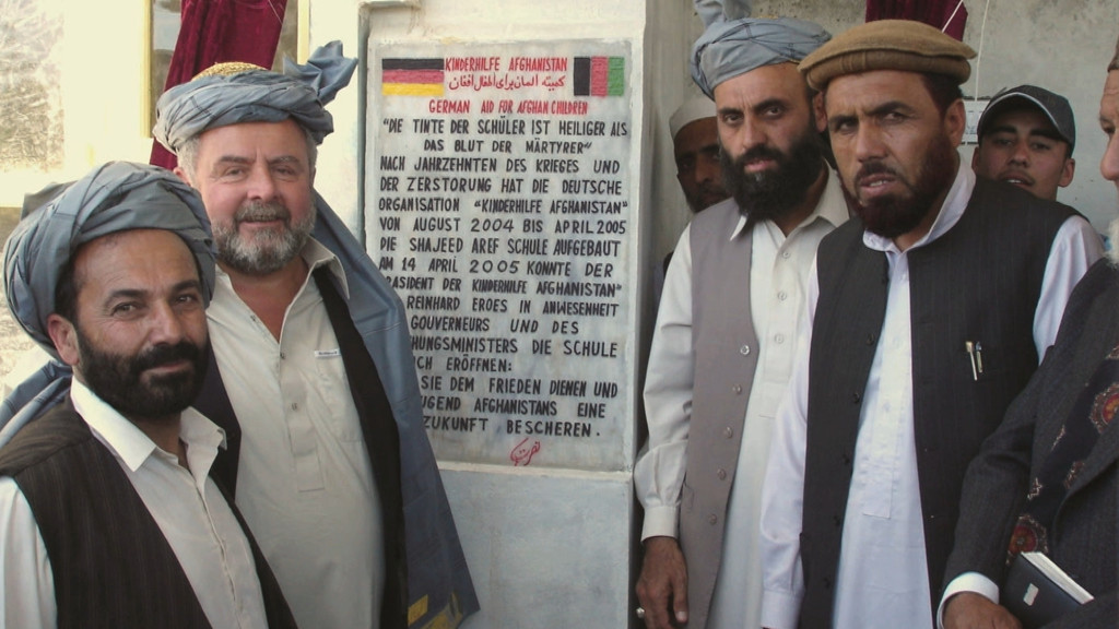 Reinhard Erös (2. von links) mit Taliban vor seiner Schule in Afghanistan.