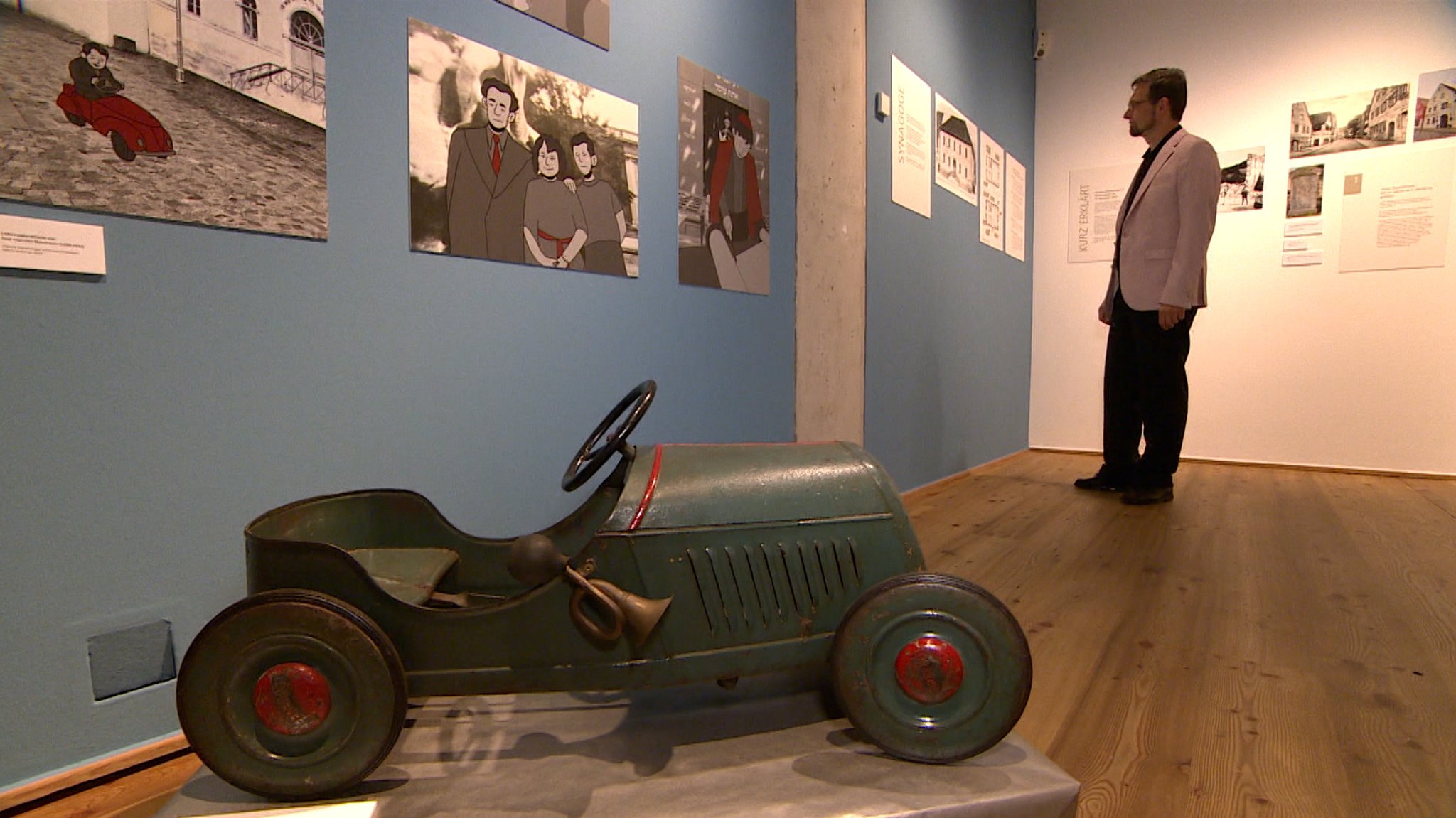 Ein Mann im Fränkischen Museum Feuchtwangen schaut sich die Sonderausstellung an.