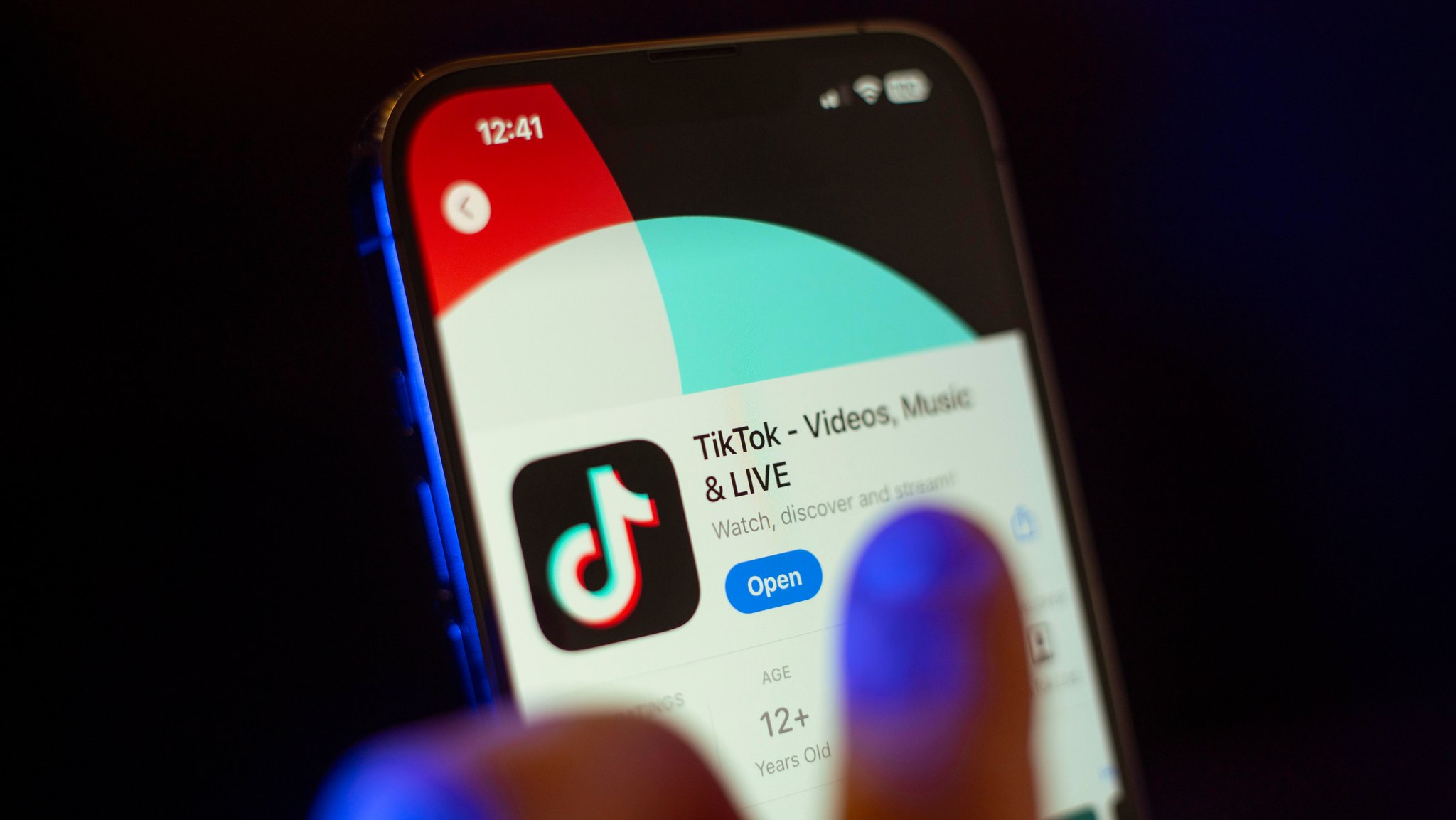 ARCHIV (14.03.2024): Display mit der App TikTok