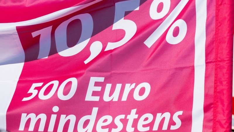 Gewerkschaftsbanner mit der Forderung 10,5 Prozent, mindestens aber 500 Euro mehr Lohn im Monat. 