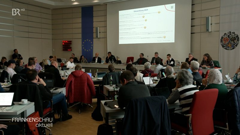 Erlanger Stadtrat verkündet Sparmaßnahmen. | Bild: BR Erlanger Stadtrat verkündet Sparmaßnahmen.