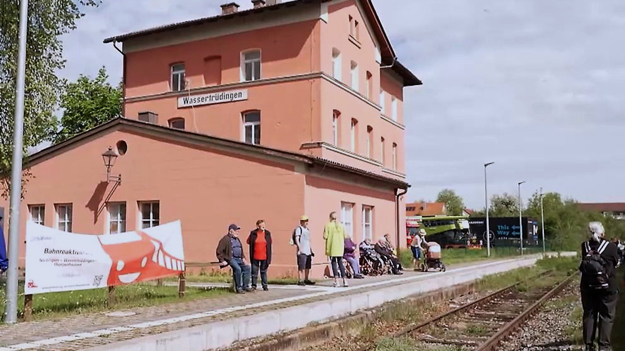 Menschen am Bahnhof in Wassertrüdingen