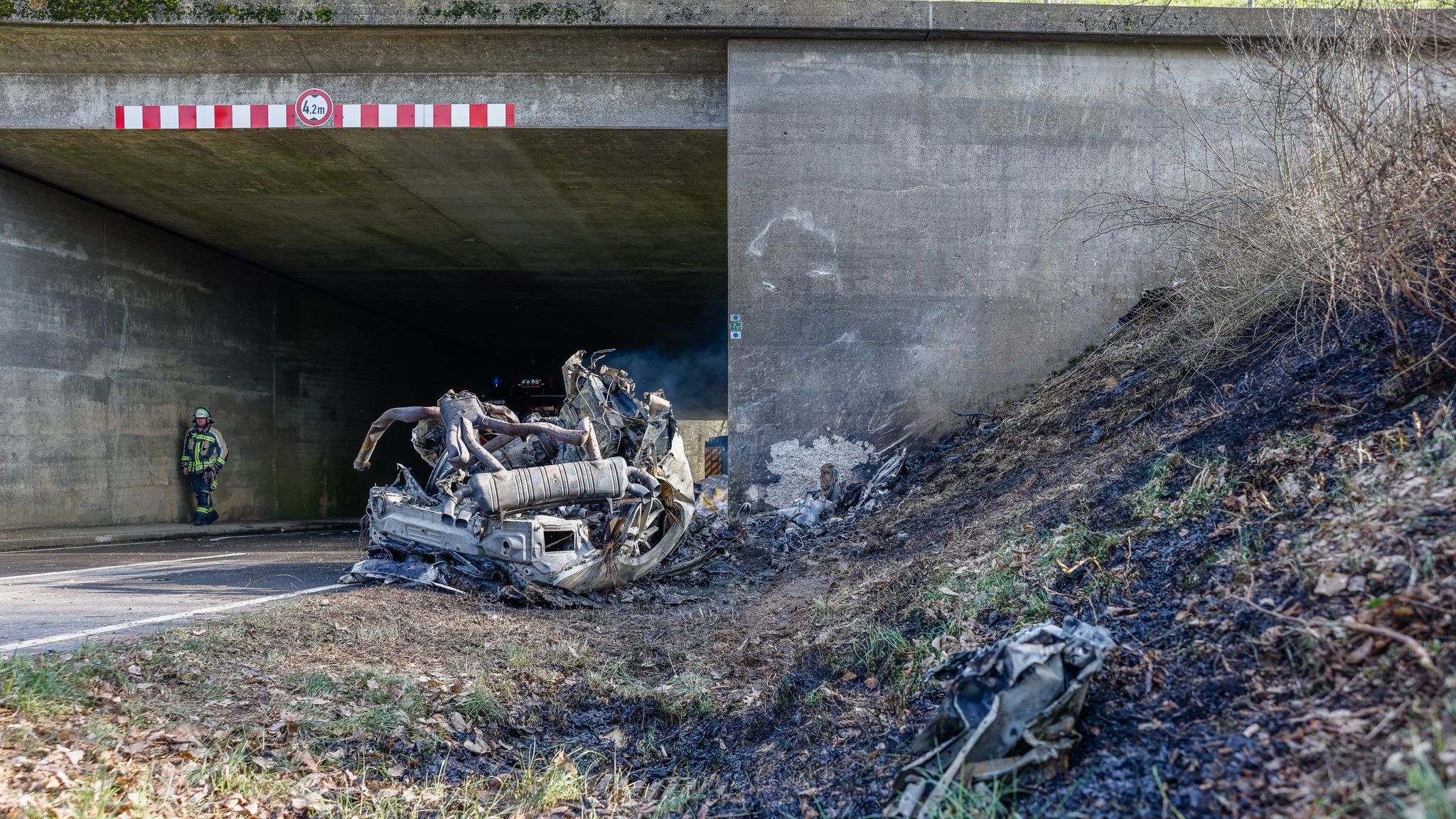 Aus dem völlig verbrannten Autowrack konnte eine Person nur noch tot geborgen werden.