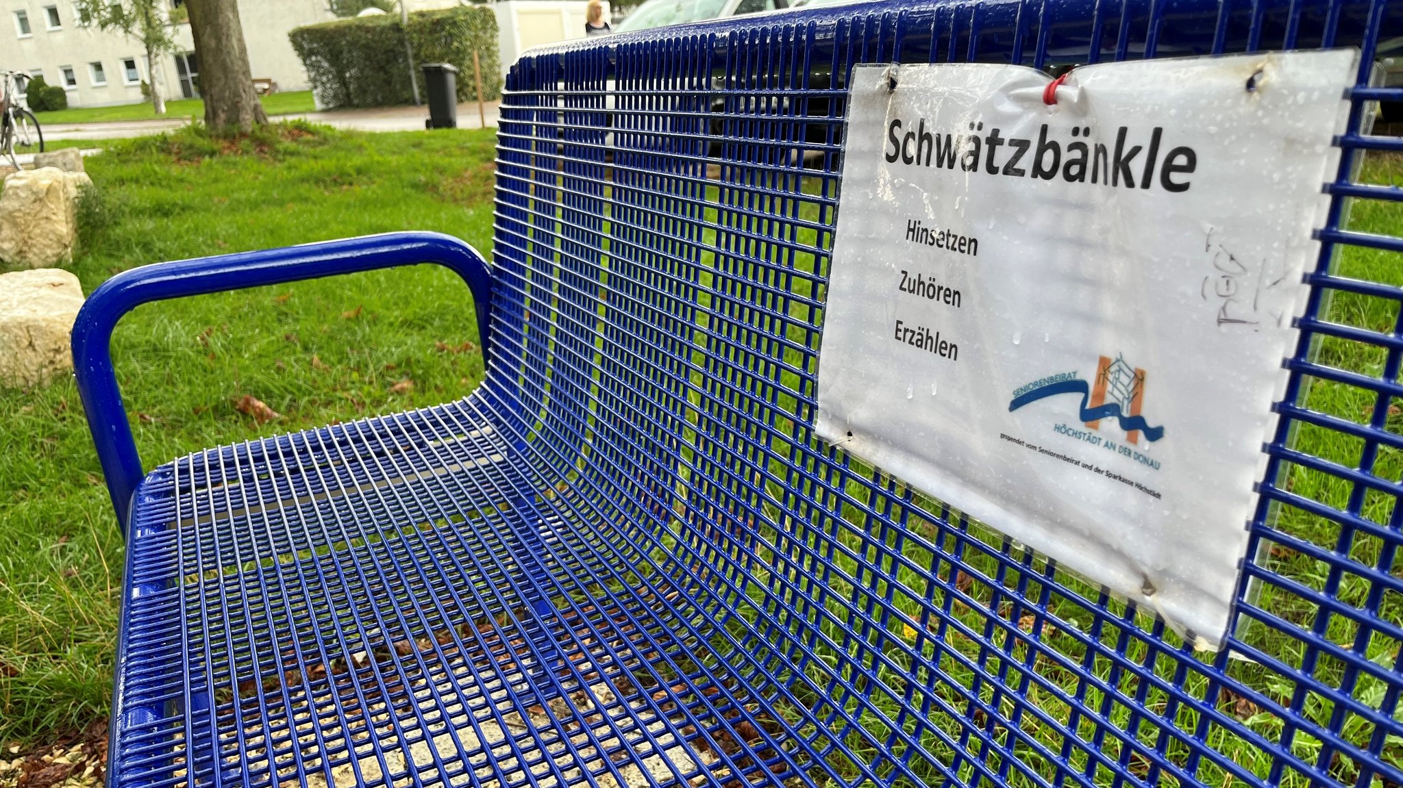 Miteinander reden auf dem "Schwätzbänkle"