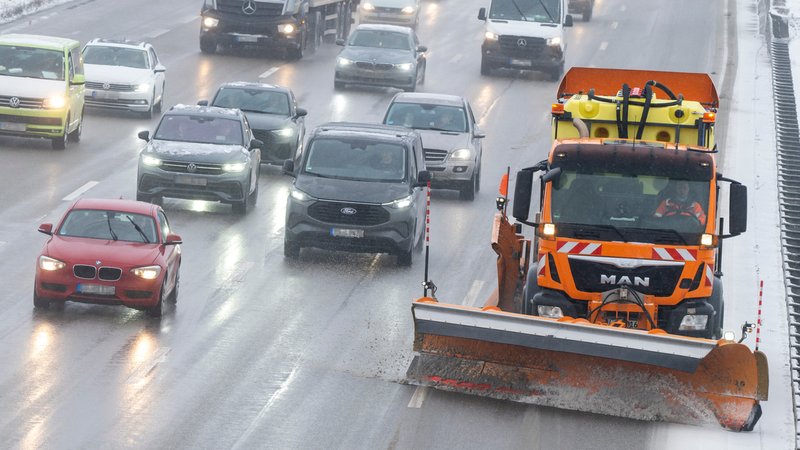 Ein Schneeräufahrzeug, Autos und Lastwagen fahren bei Schneefall auf der Autobahn A9 im Norden von München. | Bild: picture alliance/dpa | Peter Kneffel Ein Schneeräufahrzeug, Autos und Lastwagen fahren bei Schneefall auf der Autobahn A9 im Norden von München.