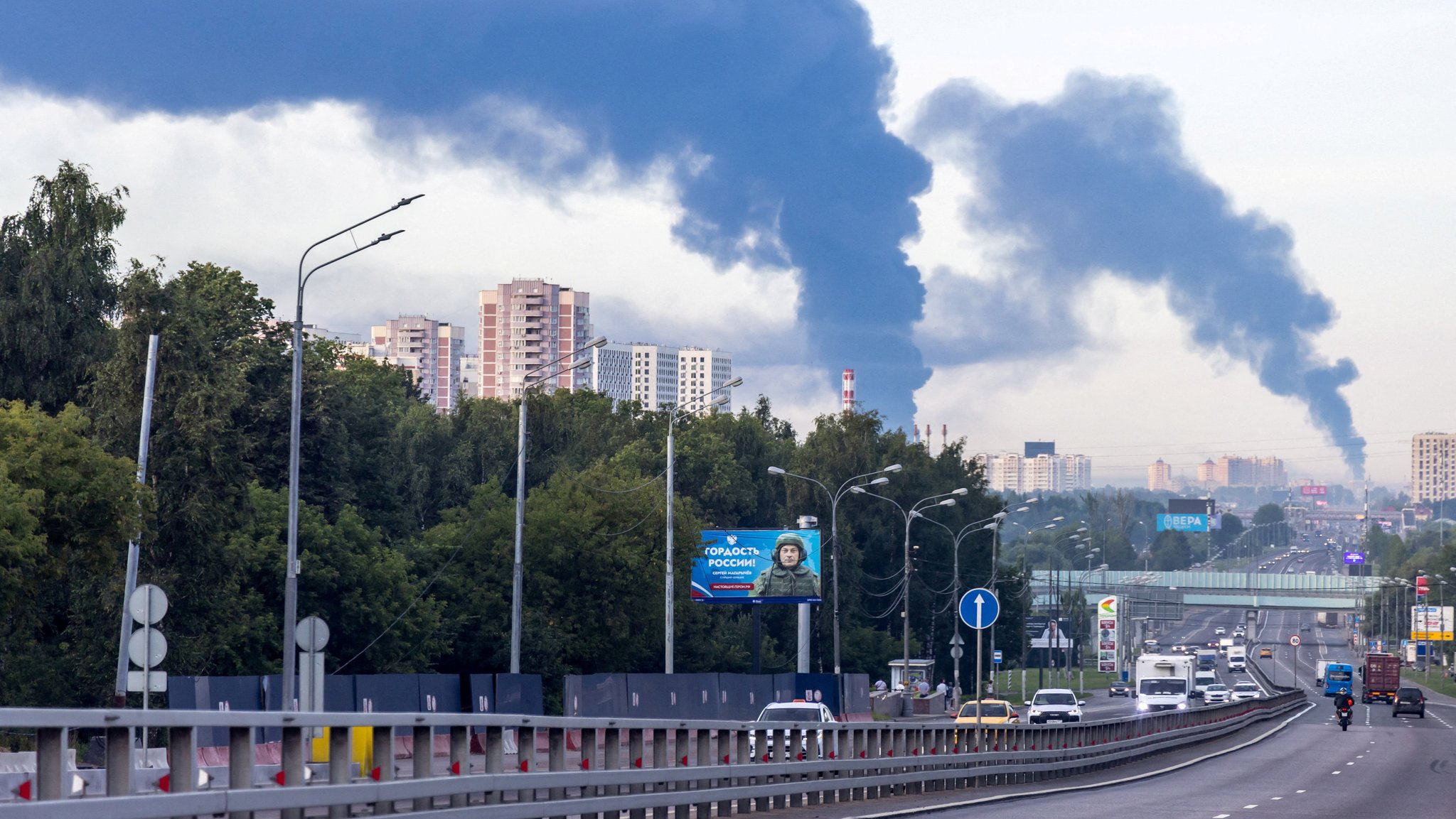 Rauchwolken über Moskau nach dem ukrainischen Drohnenangriff. | Bild: REUTERS/Stringer Rauchwolken über Moskau nach dem ukrainischen Drohnenangriff.
