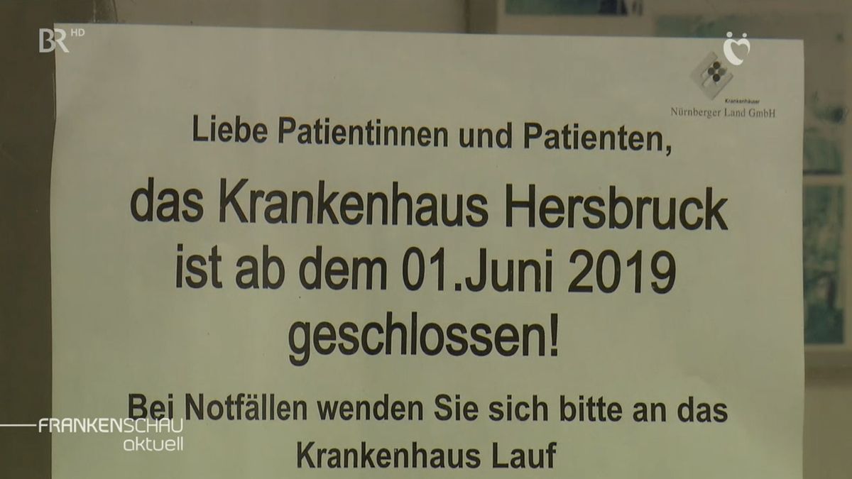 Auf einem Schild steht, dass das Krankenhaus Hersbruck am dem 1. Juni 2019 geschlossen ist.