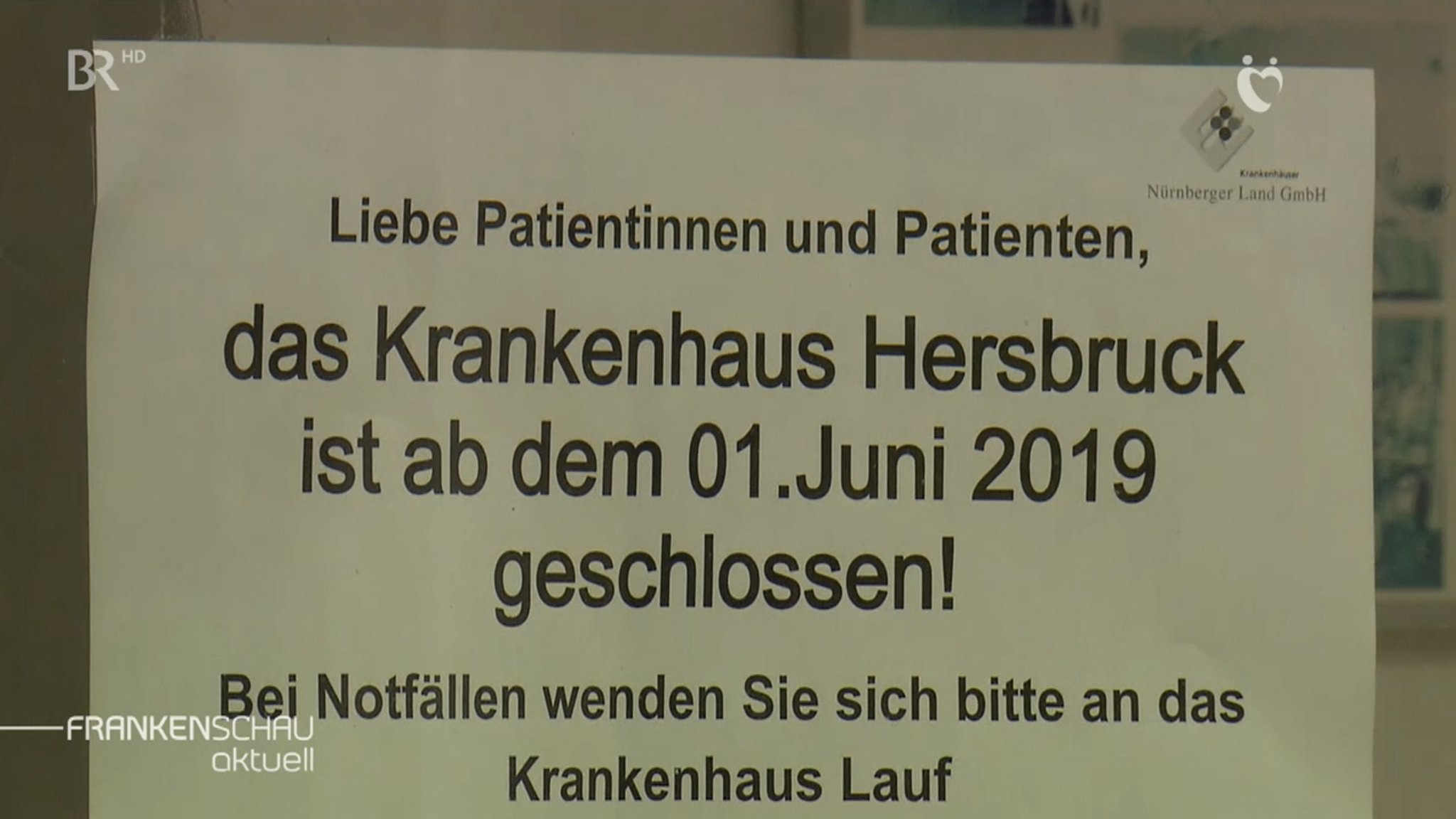 Auf einem Schild steht, dass das Krankenhaus Hersbruck am dem 1. Juni 2019 geschlossen ist.