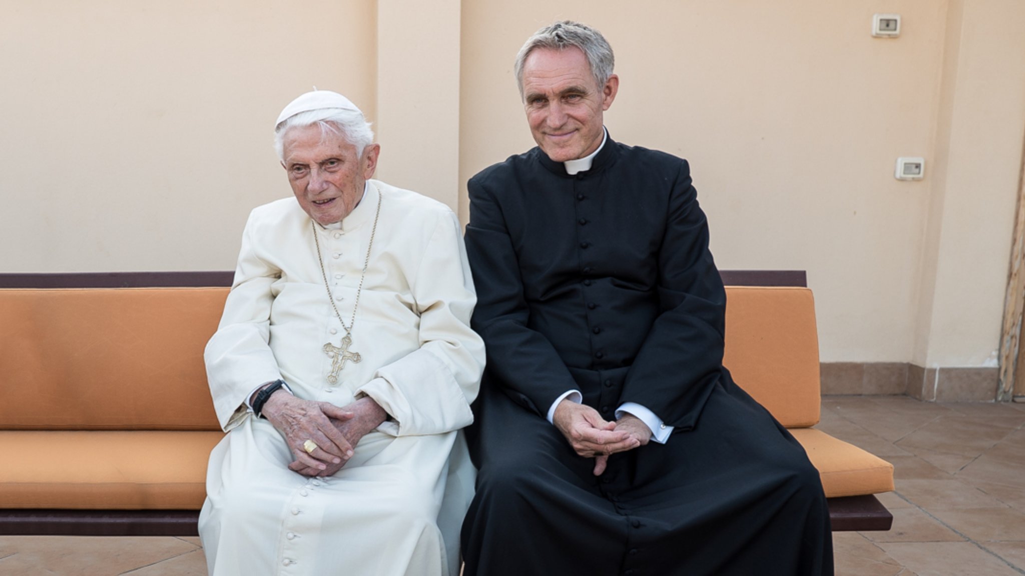 Erzbischof Georg Gänswein (rechts) mit dem emeritierten Papst Benedikt (Archivbild)