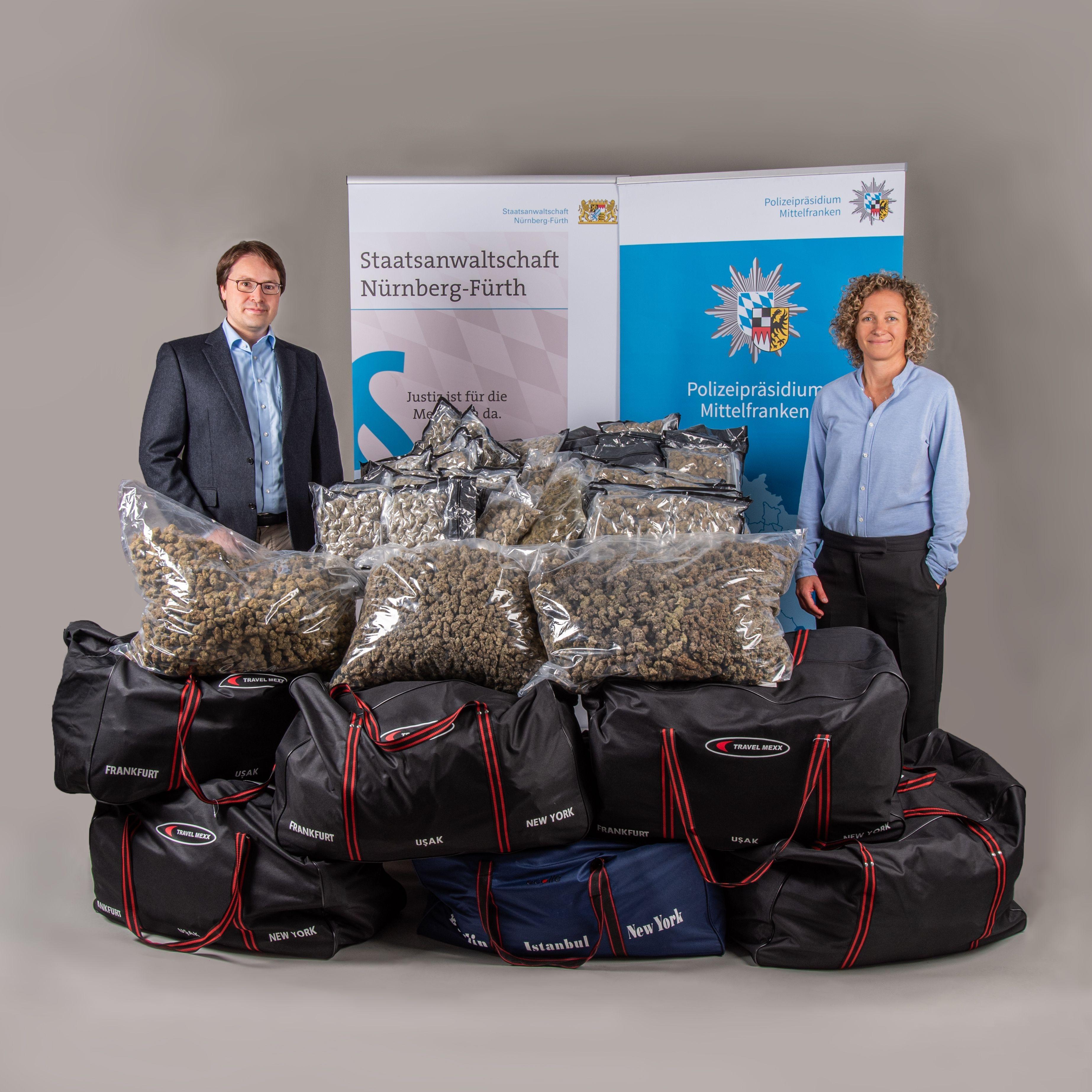 Staatsanwalt Roggenhofer und Kin Hartje mit sichergestelltem Marihuana.