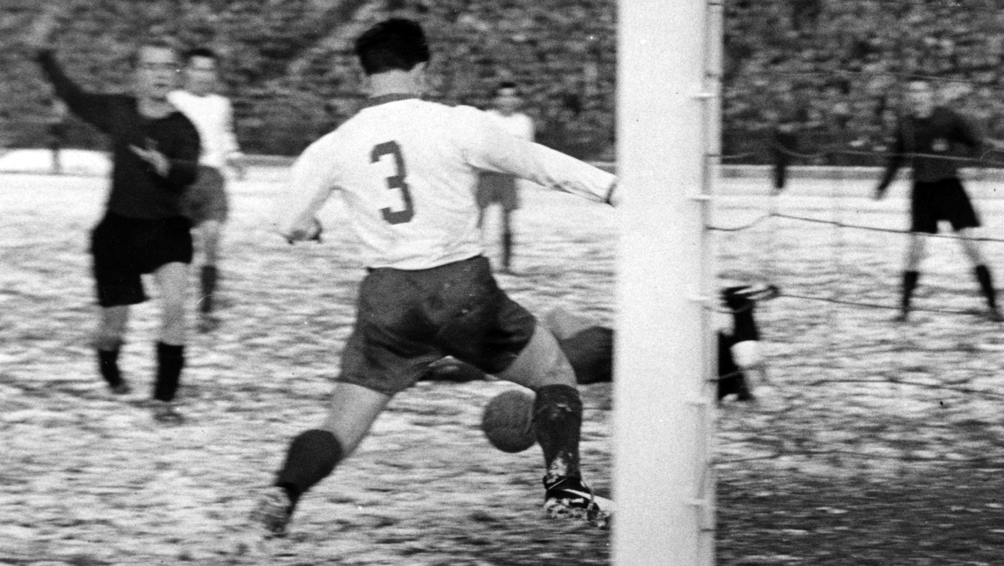 Das Rosenaustadion in Augsburg wird 70 Jahre altVor 40.000 Zuschauern errang der FC Bayern München am 29.12.1957 im winterlichen Augsburger Rosenaustadion mit einem 1:0-Sieg über Fortuna Düsseldorf den Vereinspokal des Deutschen Fußball-Bundes.