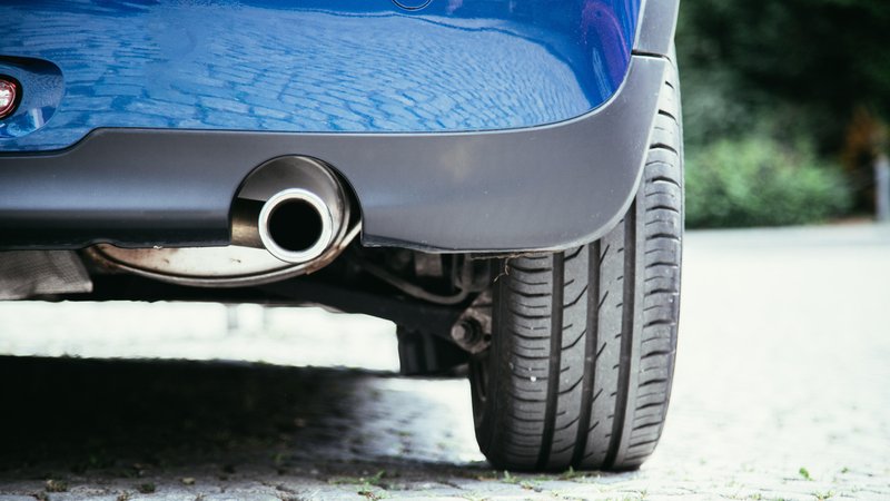 Auspuff eines Autos (Symbolbild) | Bild: picture alliance / Zoonar/ Patrick Daxenbichler Auspuff eines Autos (Symbolbild)