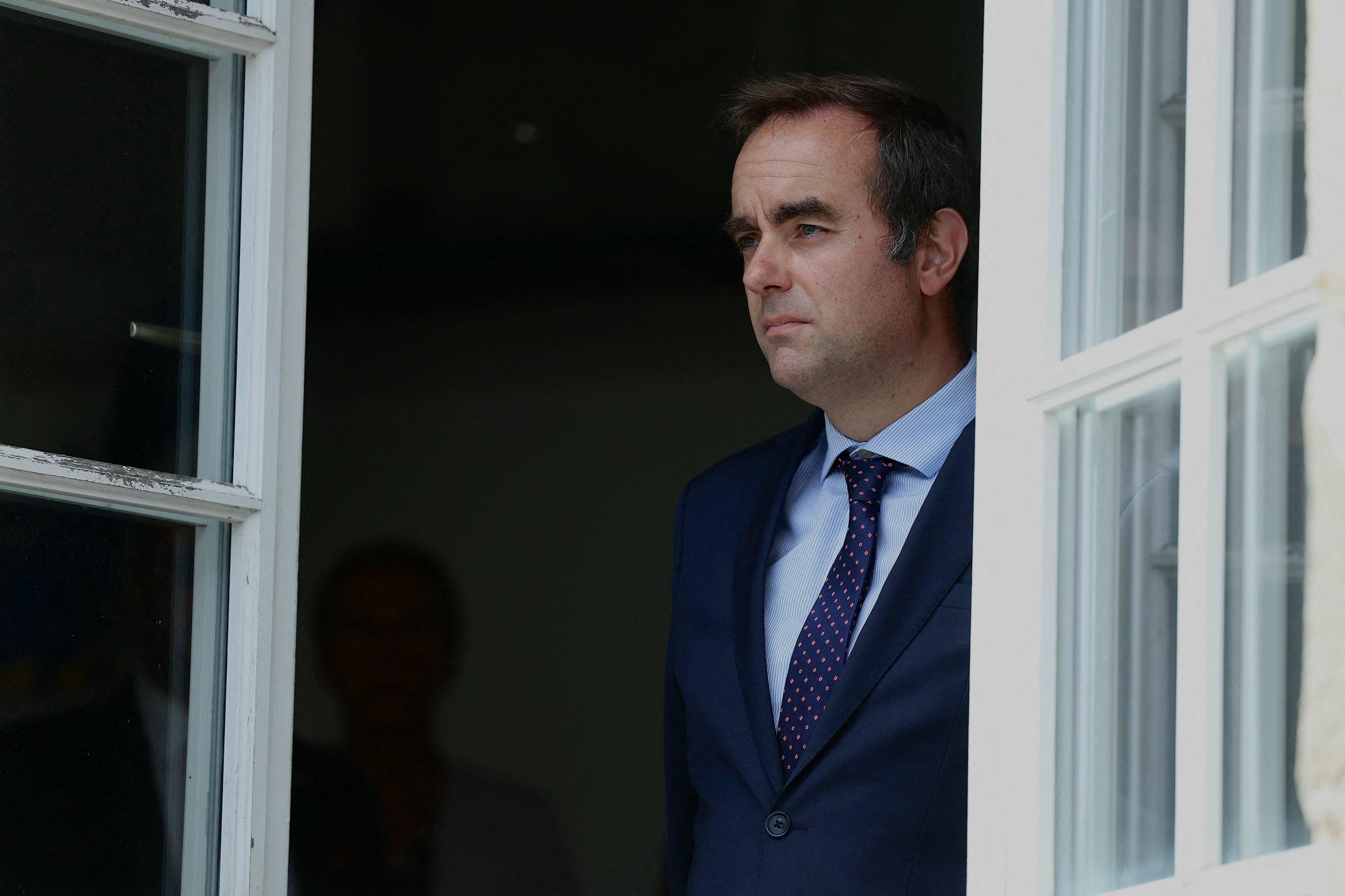 Sébastien Lecornu blickt aus einem Fenster (Archivbild vom 04.09.2025)