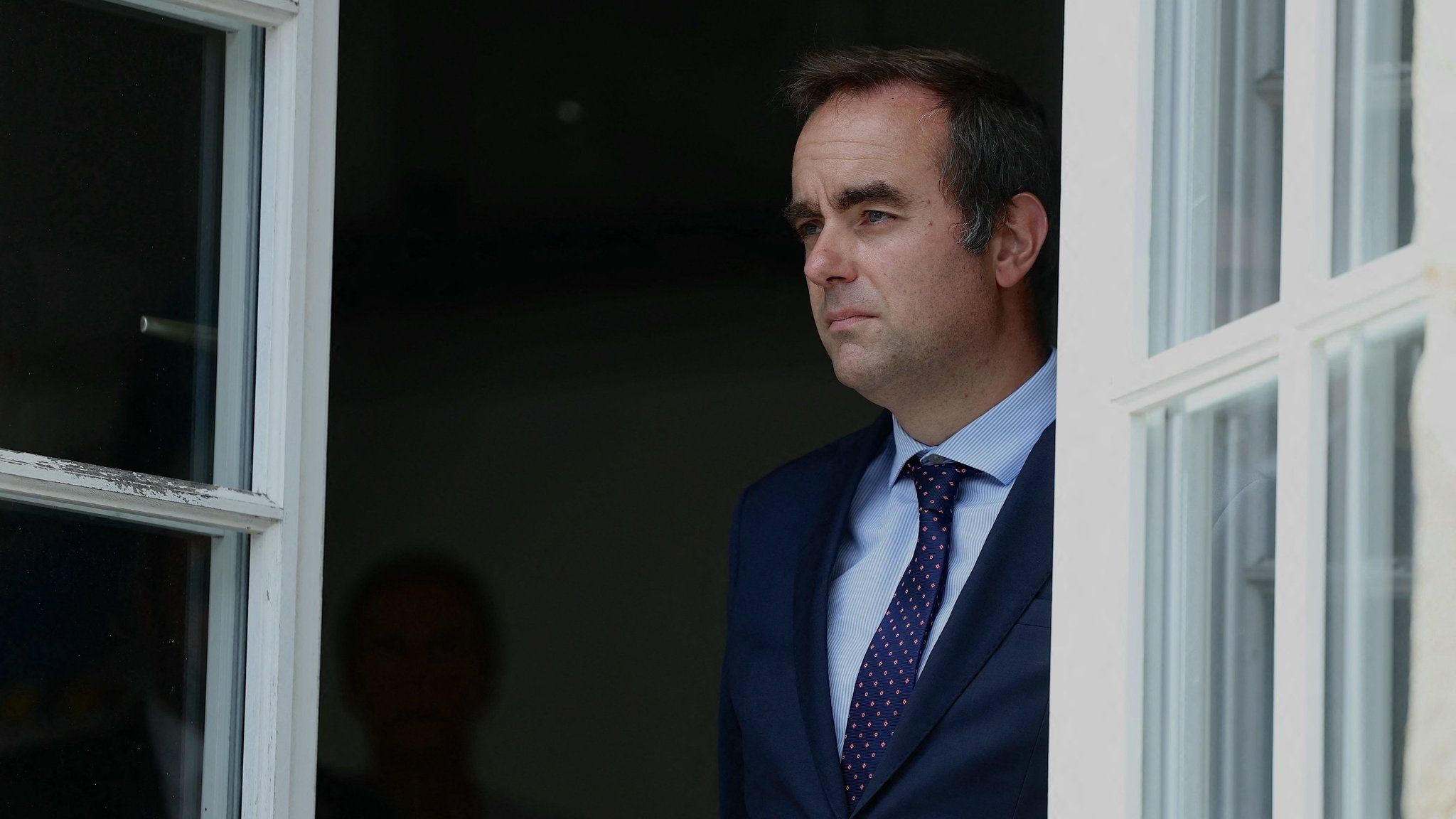 Sébastien Lecornu blickt aus einem Fenster (Archivbild vom 04.09.2025) | Bild: dpa-Bildfunk/Thomas Samson Sébastien Lecornu blickt aus einem Fenster (Archivbild vom 04.09.2025)