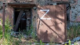Der Buchstabe auf einer zerschossenen Stahltür | Bild:Sofia Potanina/Picture Alliance