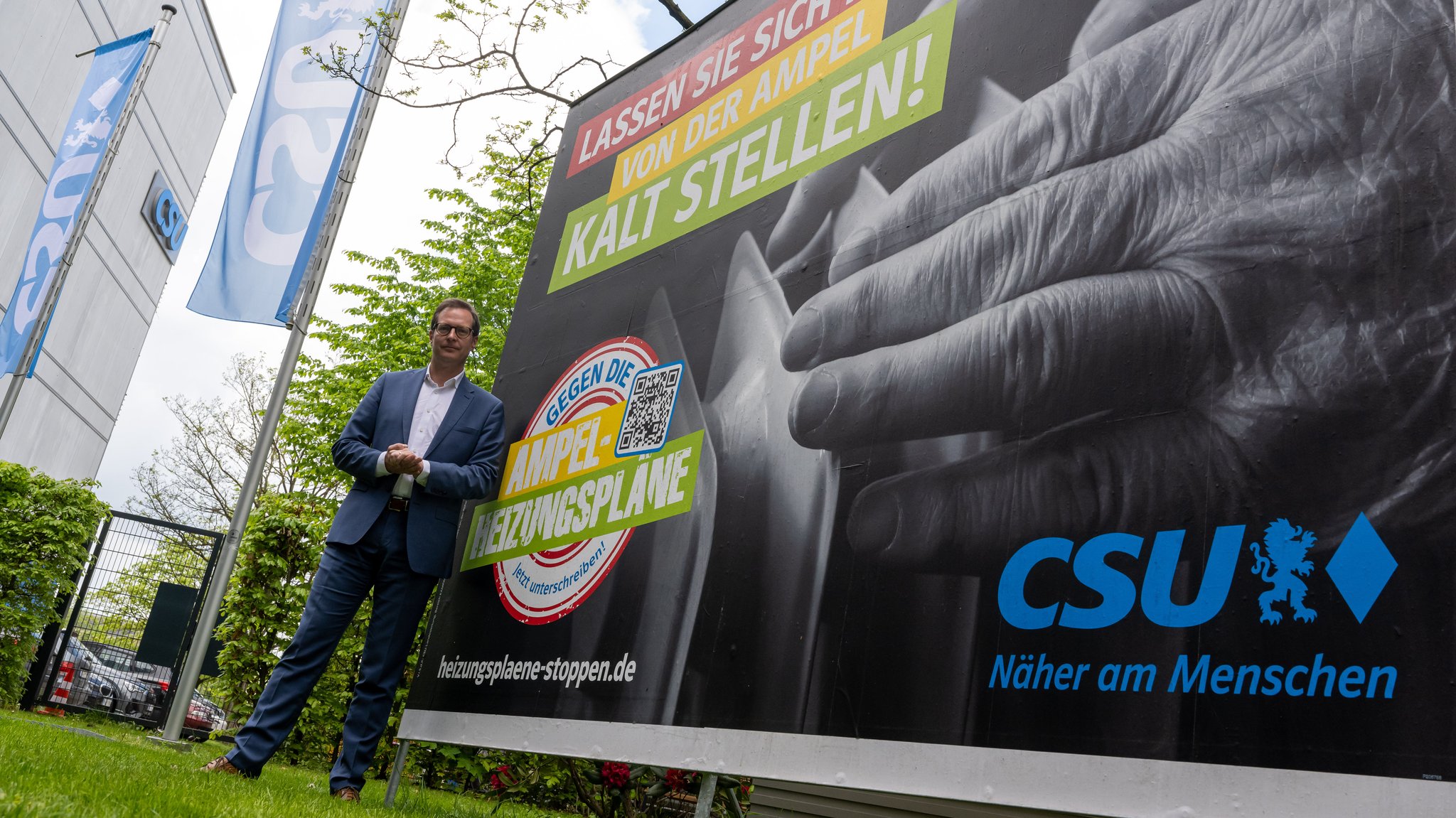 CSU-Generalsekretär Martin Huber vor dem Heizungsplakat