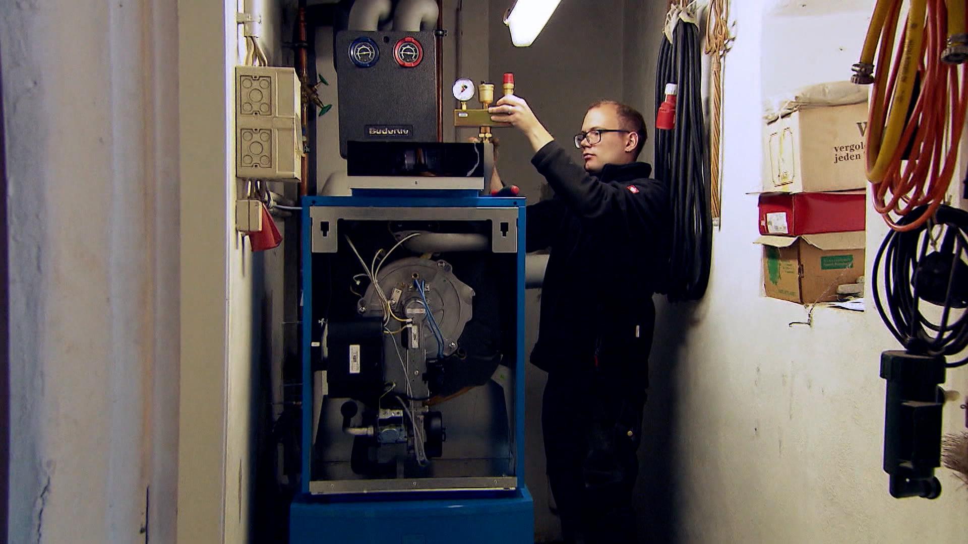 Heizungstechniker bei der Arbeit