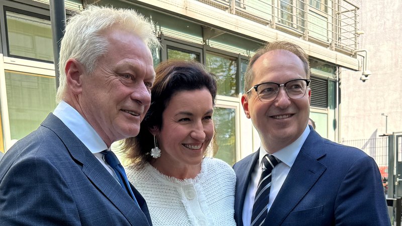CSU-Bundesminister sollen Alexander Dobrindt (Innen, r.), Dorothee Bär (Forschung und Raumfahrt, m.) und Alois Rainer (Ernährung und Landwirtschaft, l.) werden | Bild: REUTERS/Louisa Off CSU-Bundesminister sollen Alexander Dobrindt (Innen, r.), Dorothee Bär (Forschung und Raumfahrt, m.) und Alois Rainer (Ernährung und Landwirtschaft, l.) werden