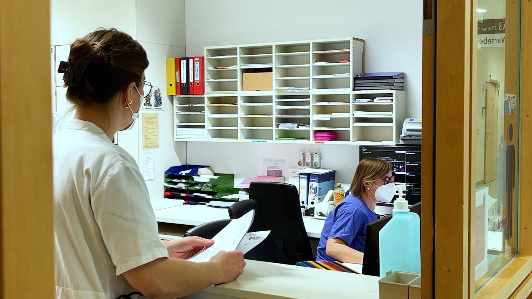 Absprache im Pflegestützpunkt der Zentralen Notaufnahme an der Würzburger Uniklinik.