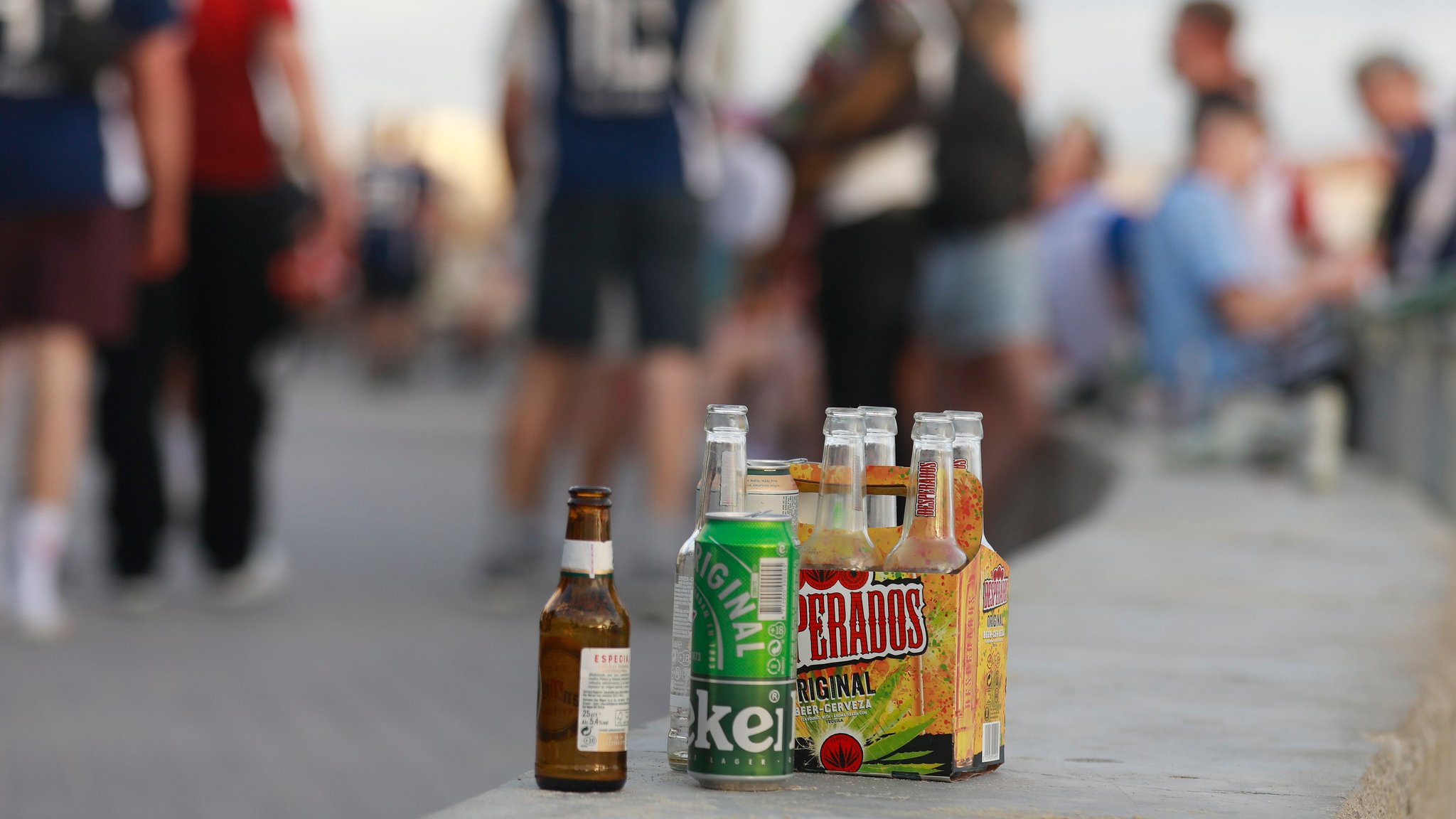 Touristen am Strand von Arenal