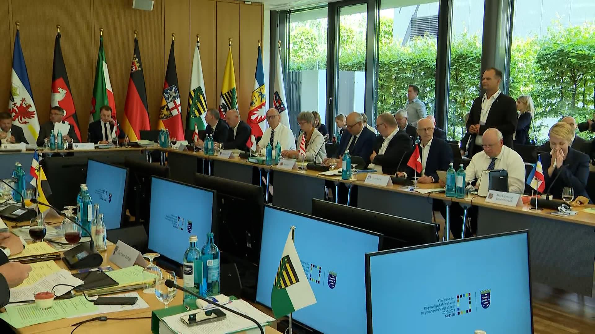 Versammlung der Ministerpräsidenten und der Bundesregierung im Bundeskanzleramt. 