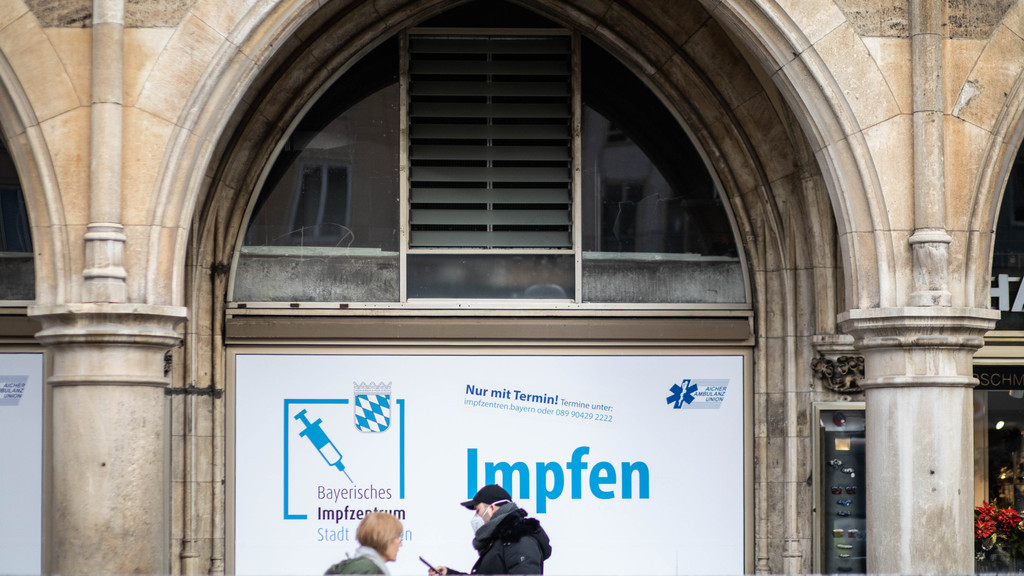 Ein Schild mit dem Hinweis auf das Impfen im Zentrum von München.